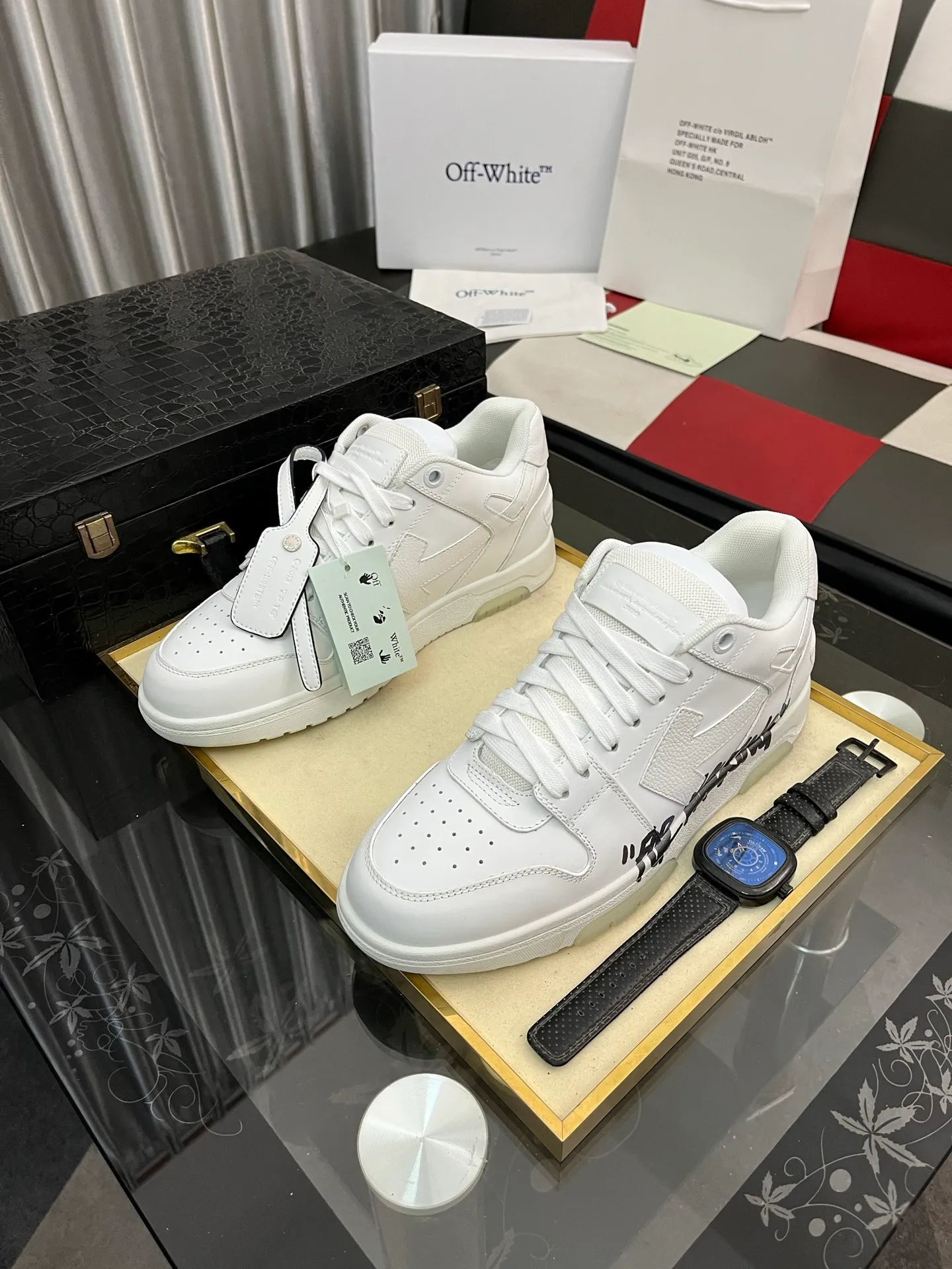 Men's shoes 💰600⌚️⌚️ OFF-White C/O VirGil Abloh fashionable and versatile casual shoes. Exclusive first release of the new model. Made of environmentally friendly cowhide leather and mesh fabric upper material. The insole is embedded with foam cushioning EVA material. The correct midsole is equipped with EVA lightweight cushioning. External tooth nail rubber outsole. The correct accessories can be customized simultaneously. Women's model: 35-40 Men's model: 39-45